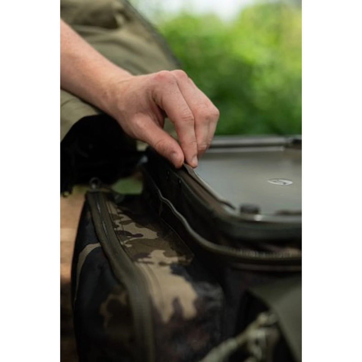 Macuto Korda Compac Framed Carryall Small Dark Kamo