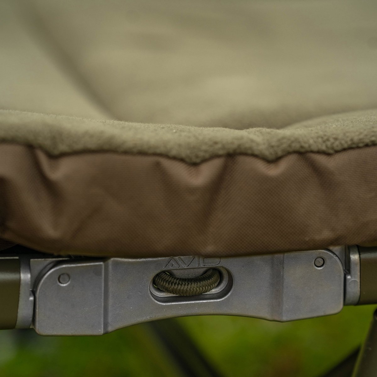 Bed Chair Avid Carp Benchmark Ultra Standard 6 patas - Tienda Carpfishing