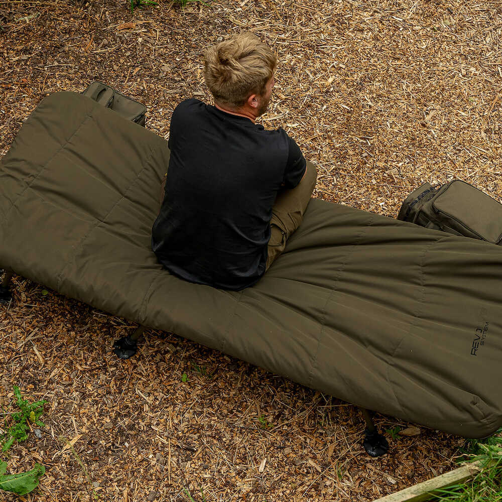 Bed Chair con saco de dormir Avid Carp Revolve System - Tienda Carpfishing