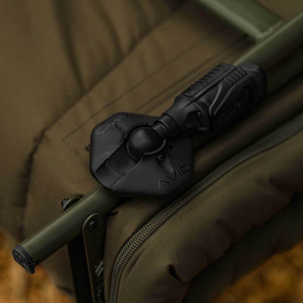 Bed Chair con saco de dormir Avid Carp Revolve System - Tienda Carpfishing