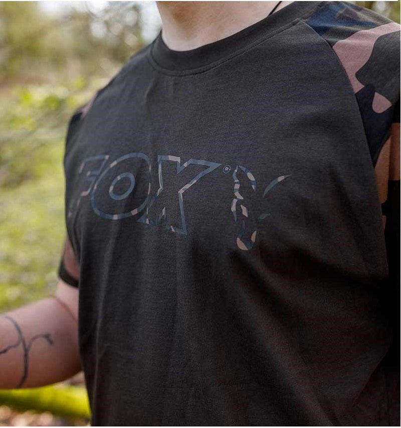 Camiseta Fox Outline T Khaki/Camo - Tienda Carpfishing