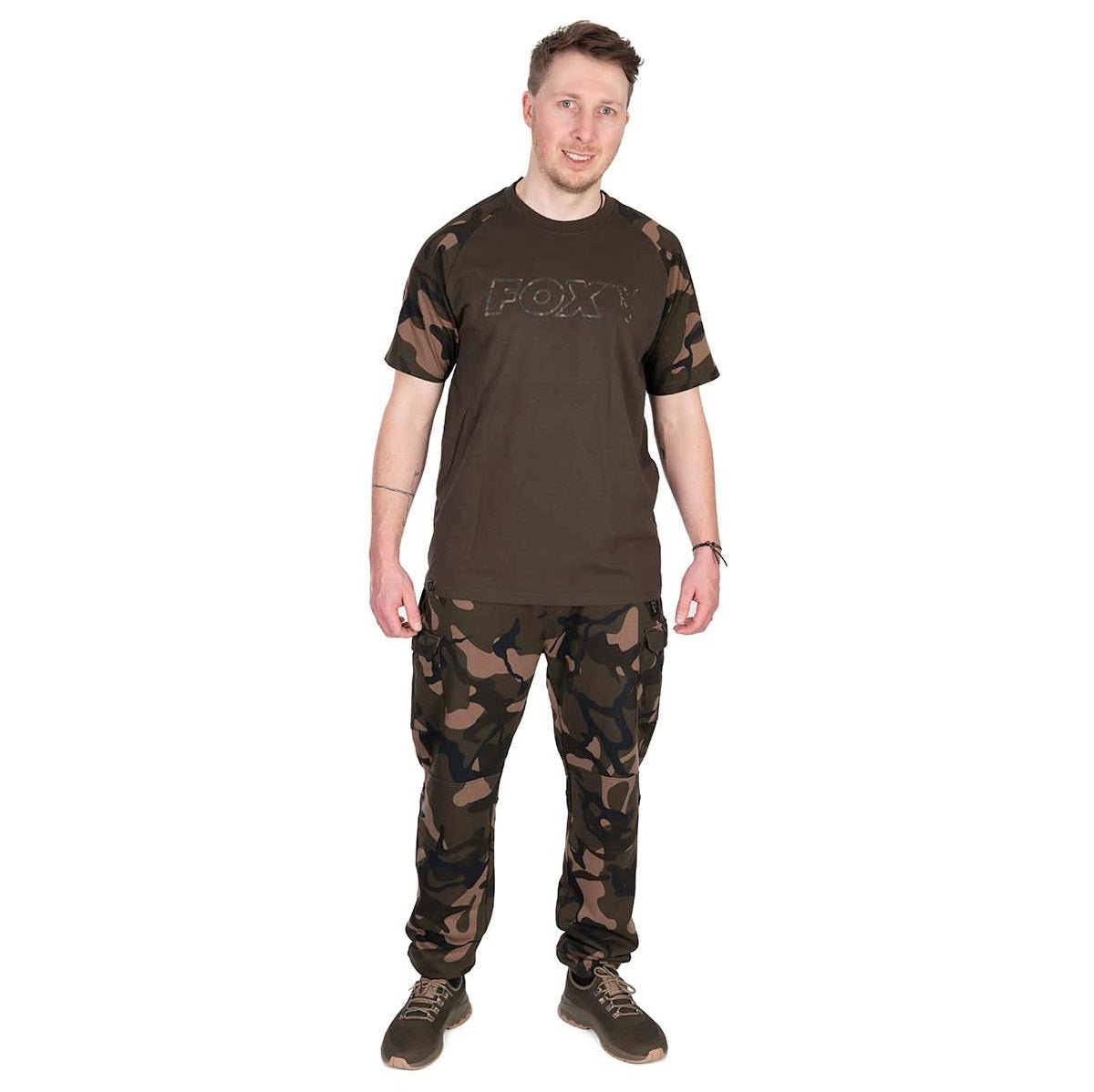 Camiseta Fox Outline T Khaki/Camo - Tienda Carpfishing