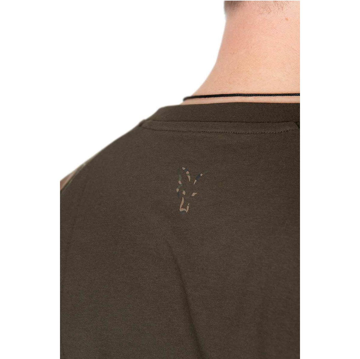 Camiseta Fox Outline T Khaki/Camo - Tienda Carpfishing