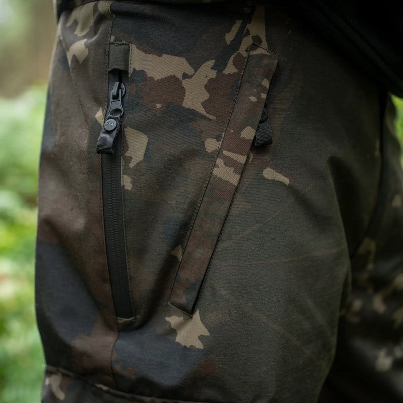Pantalón Nash Impermeable ZT Helluva Camo - Tienda Carpfishing
