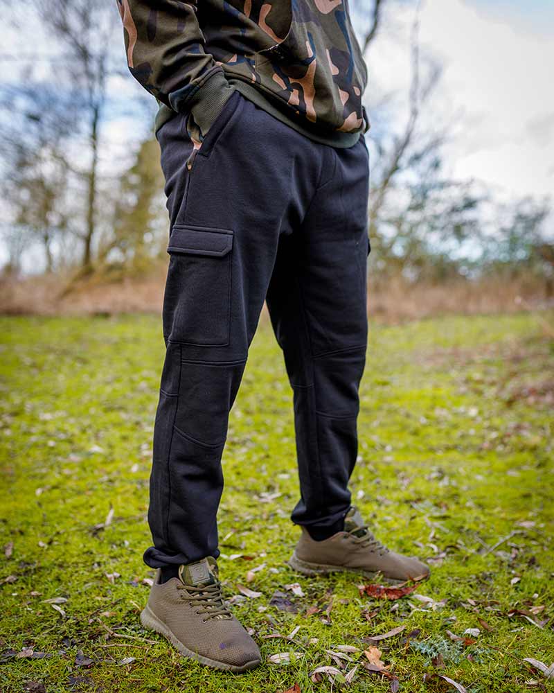 Pantalones Fox LW Combat Negro y Camo - Tienda Carpfishing