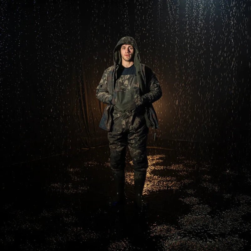 Peto Impermeable Nash ZT Helluva Camo - Tienda Carpfishing