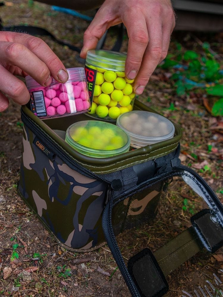 Macuto de cebos Fox Aquos Camo L - Tienda Carpfishing