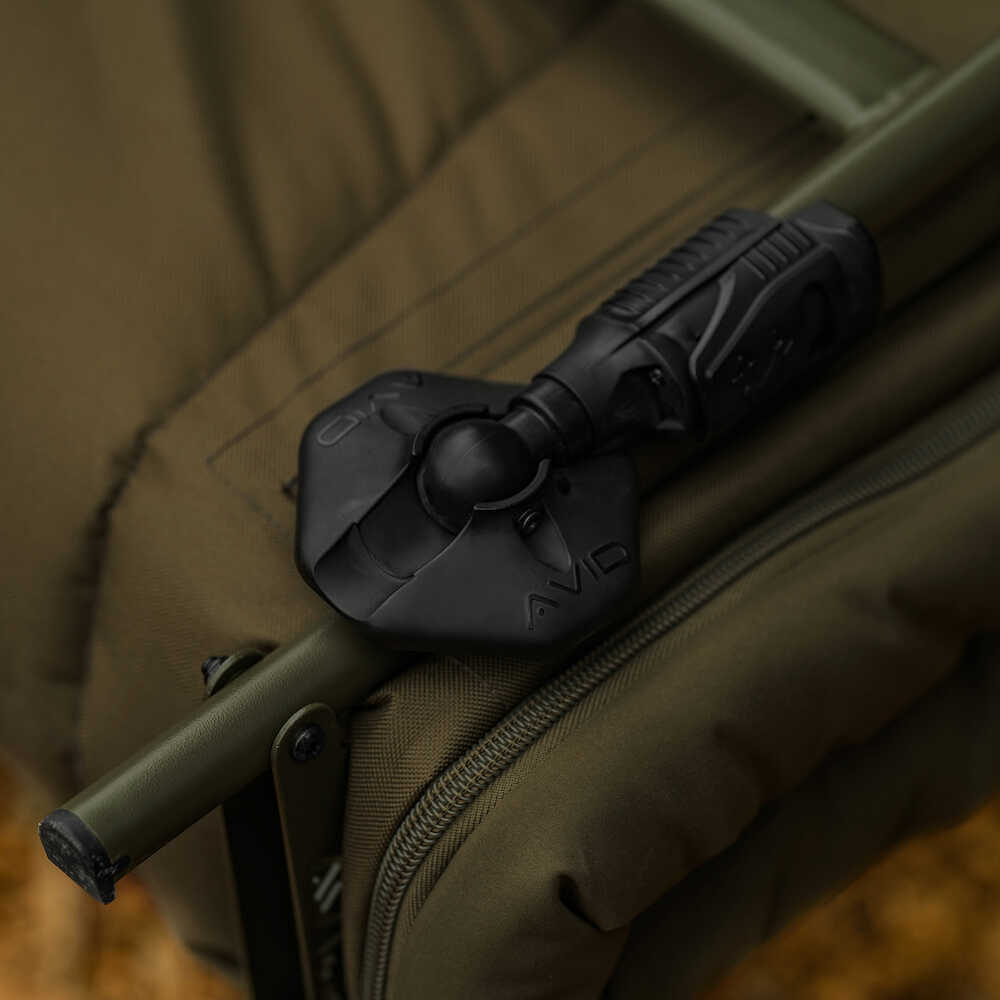 Bed Chair con saco de dormir Avid Carp Revolve X System 8 patas - Tienda Carpfishing
