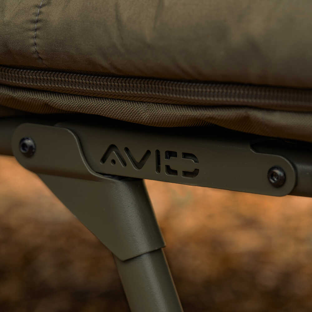 Bed Chair con saco de dormir Avid Carp Revolve X System 8 patas - Tienda Carpfishing