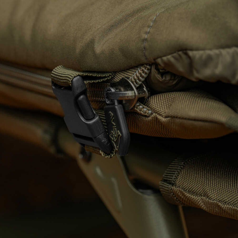 Bed Chair con saco de dormir Avid Carp Revolve X System 8 patas - Tienda Carpfishing