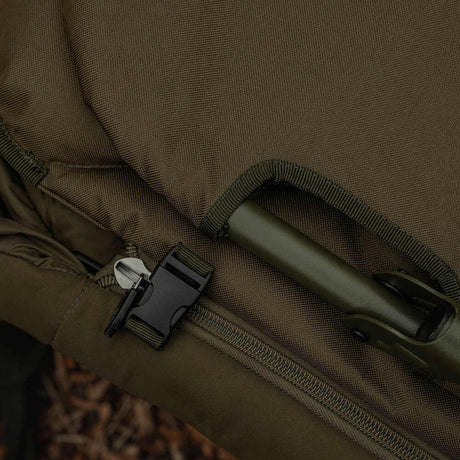 Bed Chair con saco de dormir Avid Carp Revolve X System 8 patas - Tienda Carpfishing