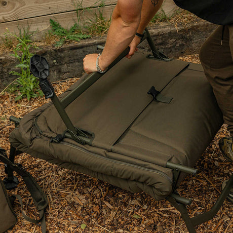 Bed Chair con saco de dormir Avid Carp Revolve X System 8 patas - Tienda Carpfishing