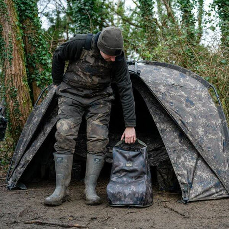Bolso para botas y vadeador Nash Camo - Tienda Carpfishing