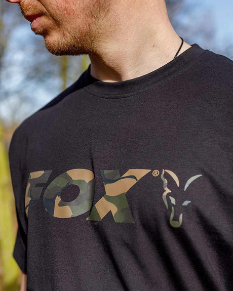 Camiseta Fox Logo T Negro/Camo - Tienda Carpfishing