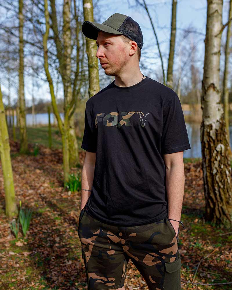 Camiseta Fox Logo T Negro/Camo - Tienda Carpfishing