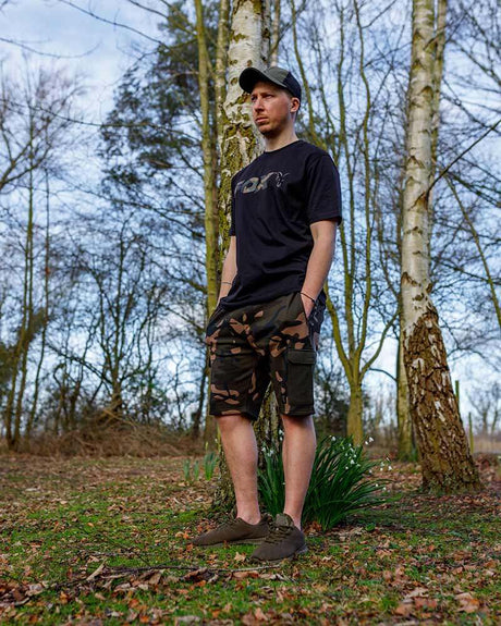 Camiseta Fox Logo T Negro/Camo - Tienda Carpfishing