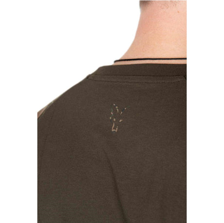 Camiseta Fox Outline T Khaki/Camo - Tienda Carpfishing