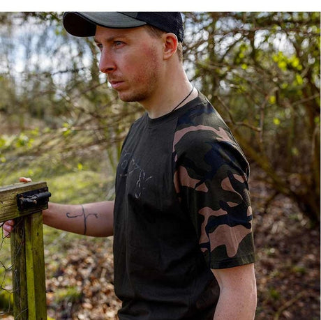 Camiseta Fox Outline T Khaki/Camo - Tienda Carpfishing