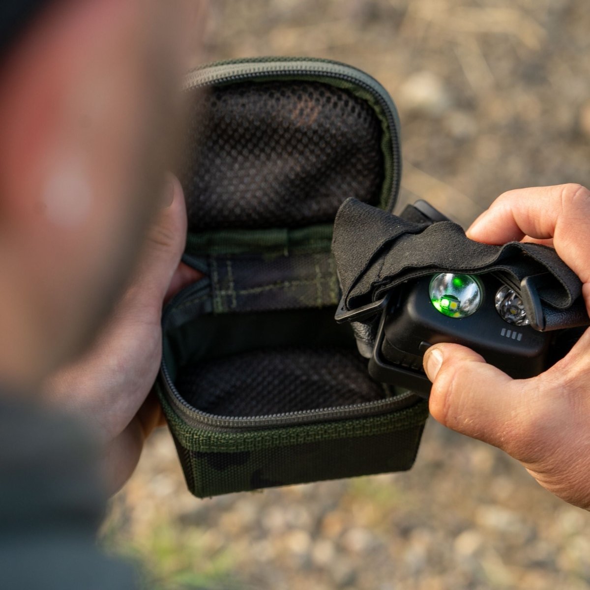 Funda Ridge Monkey Ruggage para linterna frontal - Tienda Carpfishing