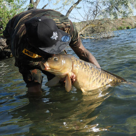 Gorra Vass VB691 Peak Negra - Gris Camo - Tienda Carpfishing