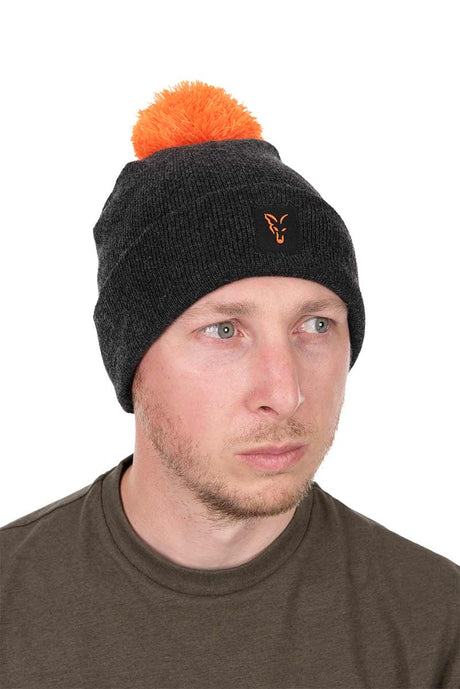 Gorro Fox Collection Negro y Naranja con bola - Tienda Carpfishing