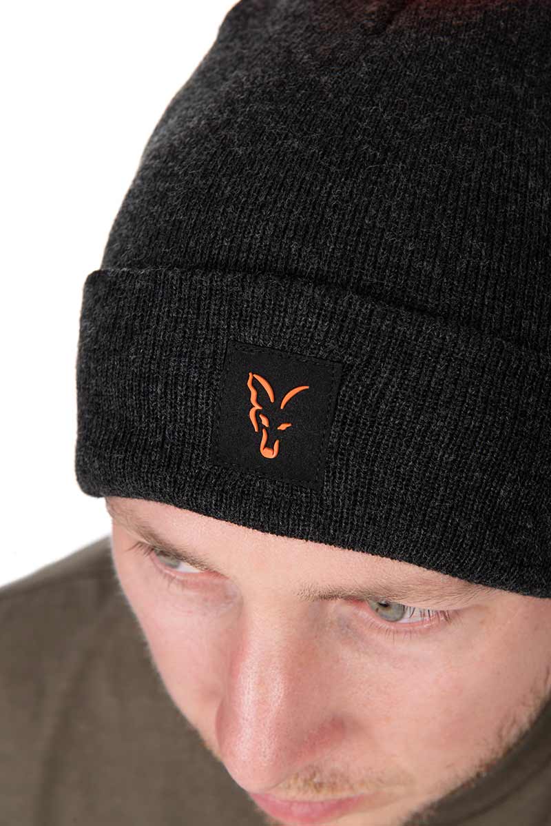 Gorro Fox Collection Negro y Naranja con bola - Tienda Carpfishing