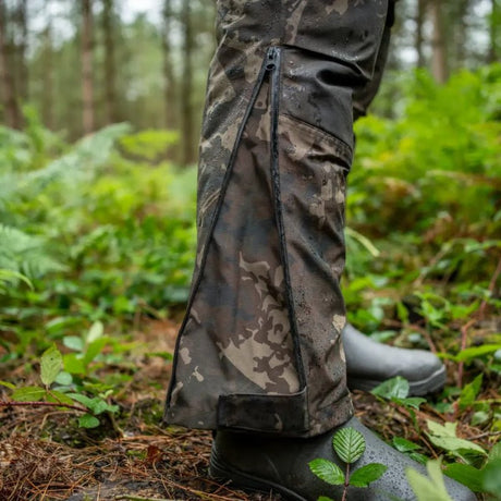 Peto Impermeable Nash ZT Helluva Camo - Tienda Carpfishing