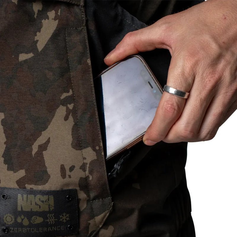 Peto Impermeable Nash ZT Helluva Camo - Tienda Carpfishing
