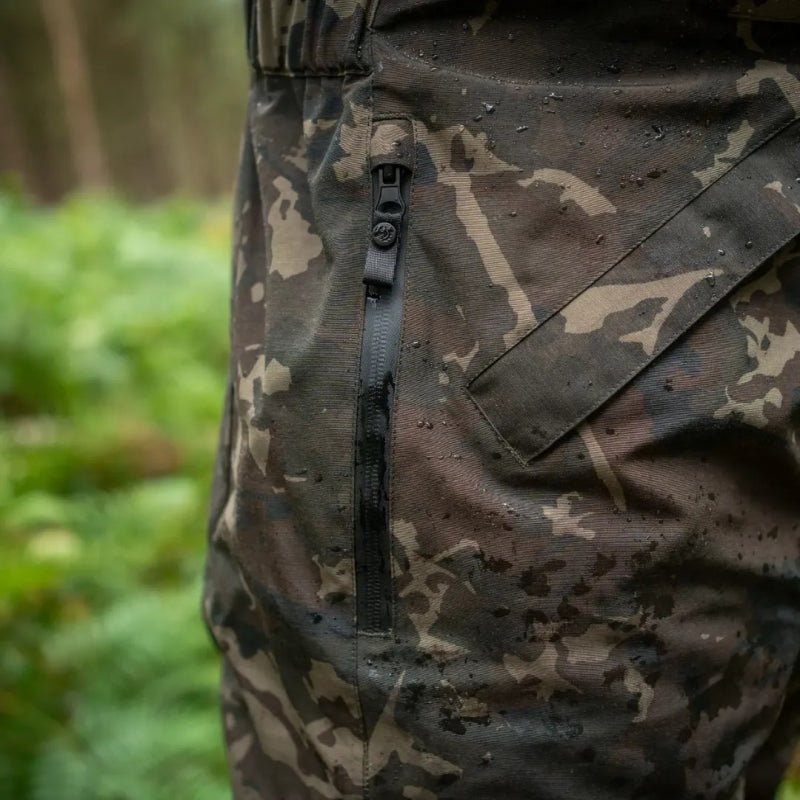 Peto Impermeable Nash ZT Helluva Camo - Tienda Carpfishing