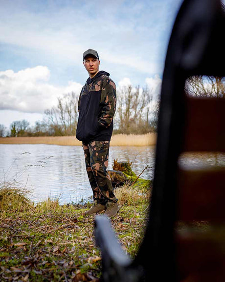 Sudadera Fox LW Negro y Camo con capucha y cremallera - Tienda Carpfishing