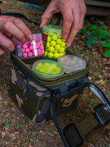 Macuto de cebos Fox Aquos Camo L - Tienda Carpfishing