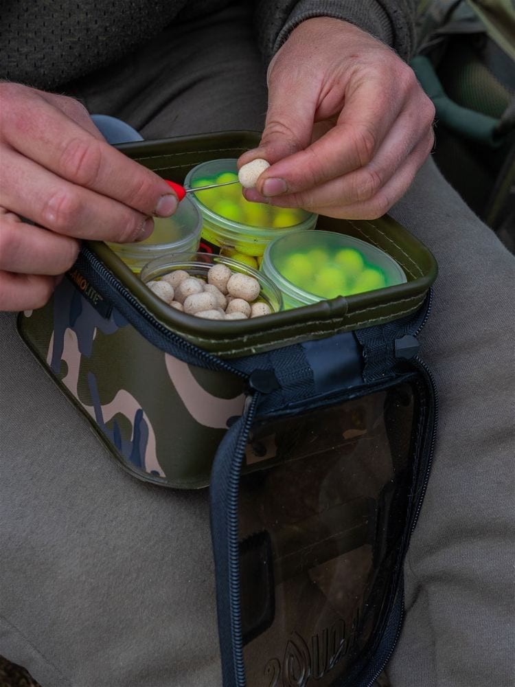 Macuto de cebos Fox Aquos Camo L - Tienda Carpfishing