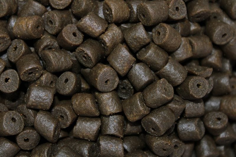 Pellets Taladrados Pro Elite Baits Black Halibut 20 mm - Tienda Carpfishing